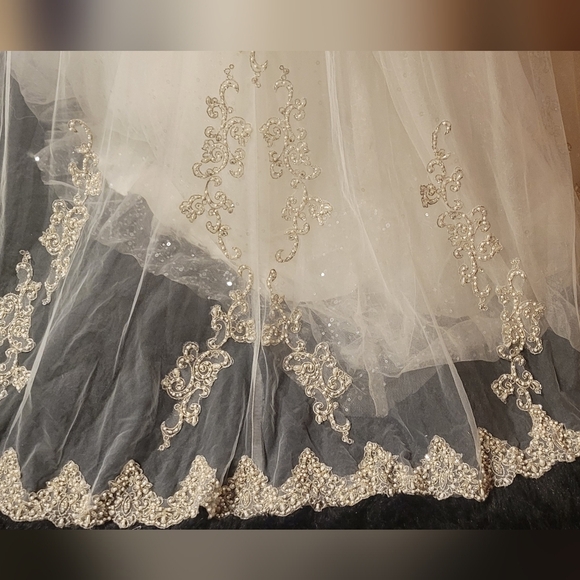 Elegant White and Gold Gown - Picture 6 of 9